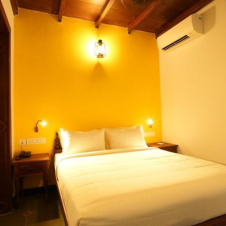 The Sunset Bay Hotel Fort Kochi Exterior photo