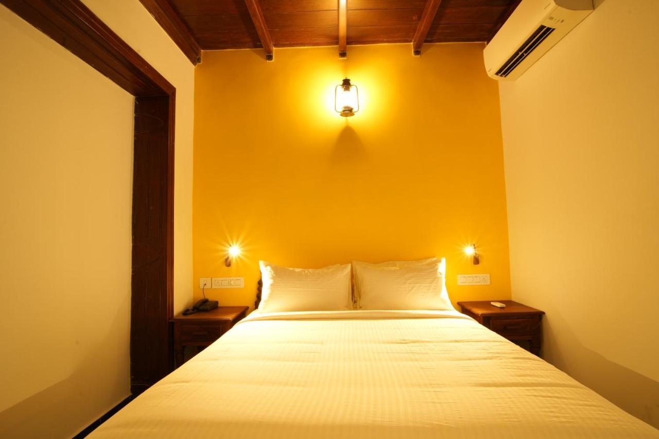 The Sunset Bay Hotel Fort Kochi Exterior photo