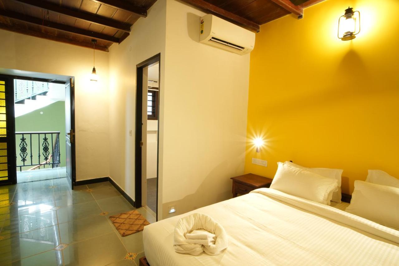 The Sunset Bay Hotel Fort Kochi Exterior photo